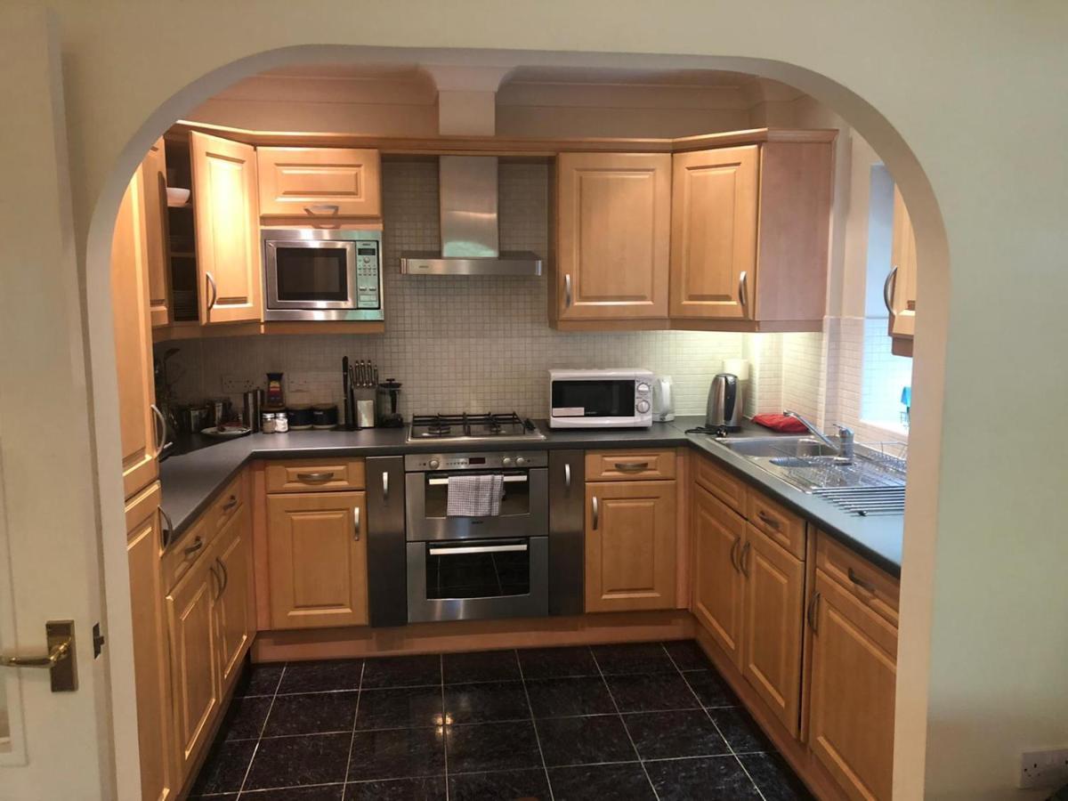 Lovely 2 Bedroom 2 Baths Flat With Free Parking Basingstoke Luaran gambar