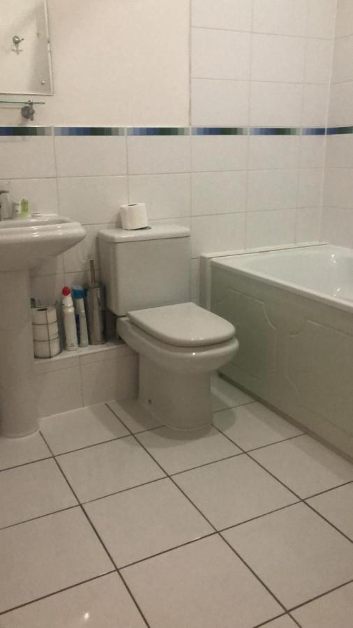 Lovely 2 Bedroom 2 Baths Flat With Free Parking Basingstoke Luaran gambar
