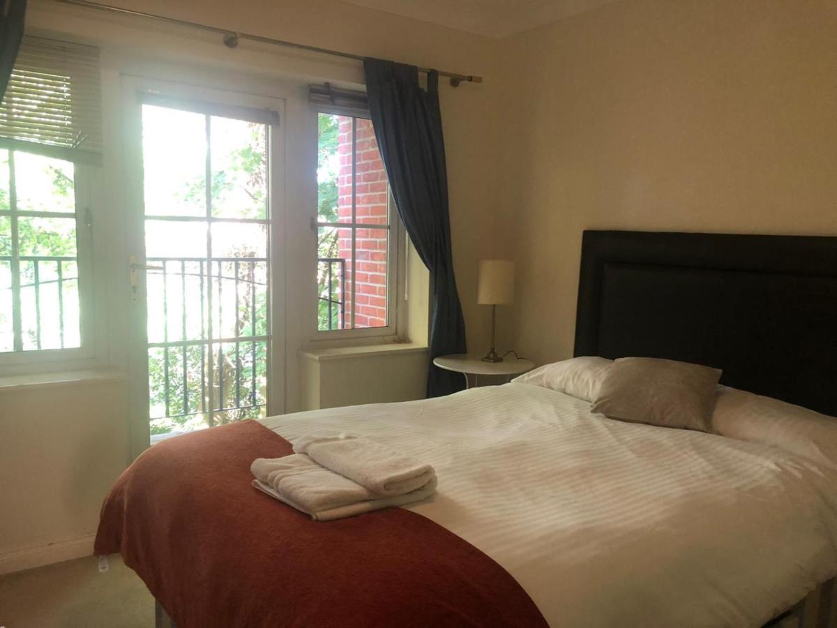 Lovely 2 Bedroom 2 Baths Flat With Free Parking Basingstoke Luaran gambar