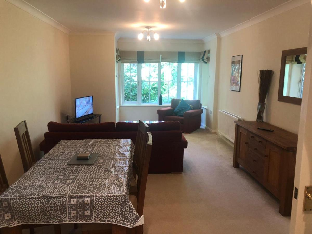 Lovely 2 Bedroom 2 Baths Flat With Free Parking Basingstoke Luaran gambar
